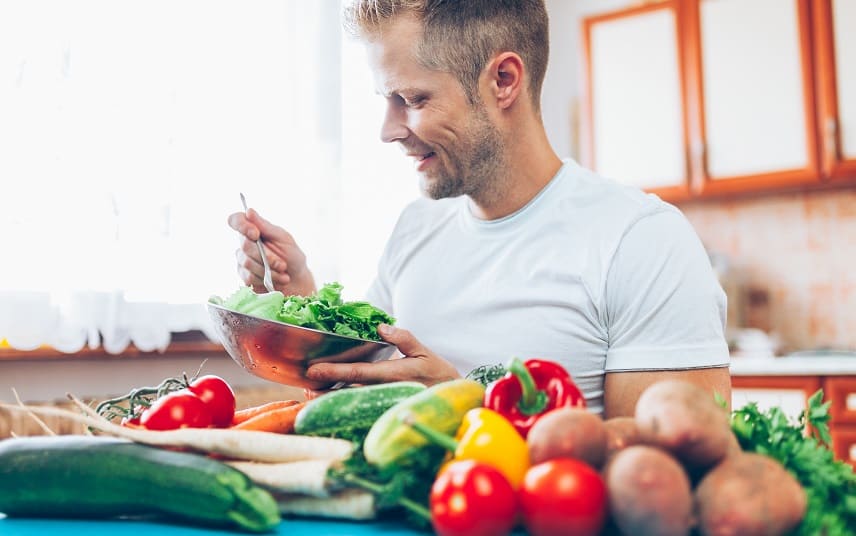 Haarausfall durch eine Diät - Junge Mann ist Obst