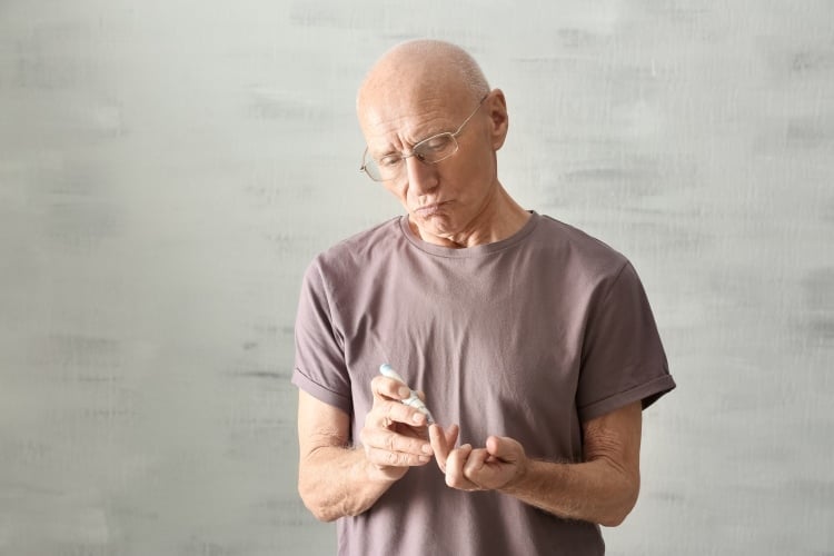 Mann mit Glatze testet auf Diabetes