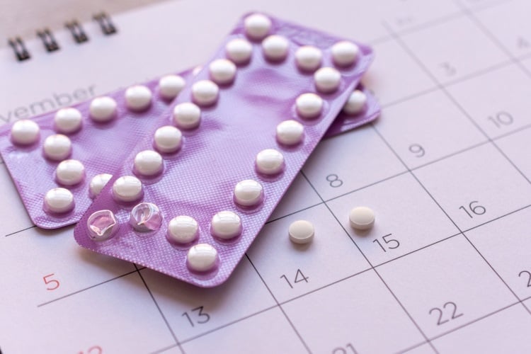 Pillenpackung auf einem Kalender