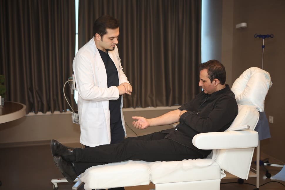 Dr.Balwi bei der Blutabnahme mit Rafat El Roman