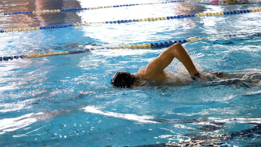 Mann schwimmt im Schwimmbecken