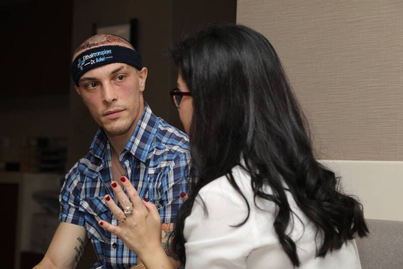 Patient und Spezialisten sprechen über Haartransplantation ohne Roboter