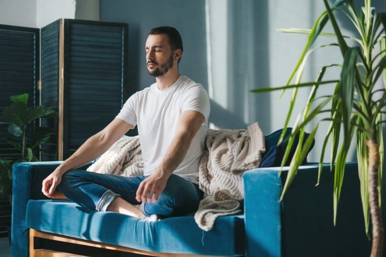 Mann entspannt sich auf einem Sofa