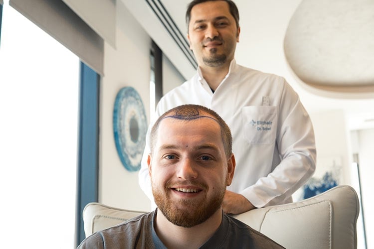 Der Streamer Trymacs mit Dr. Balwi in der Elithair-Klinik in Istanbul
