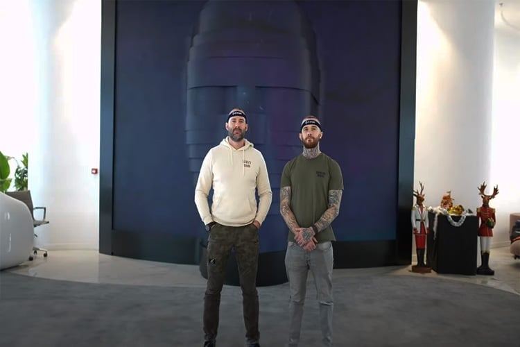 Die YouTuber Otto Bulletproof und Fabio Schäfer nach ihrer Haartransplantation in der Elit-Klinik