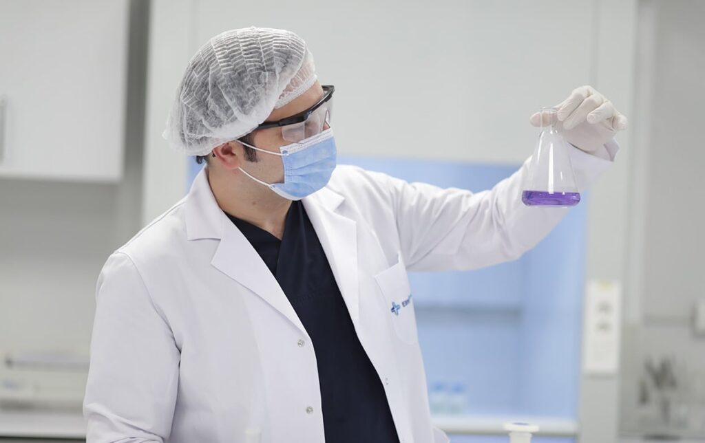 Spezialist für die Haartransplantation Dr Balwi im Labor