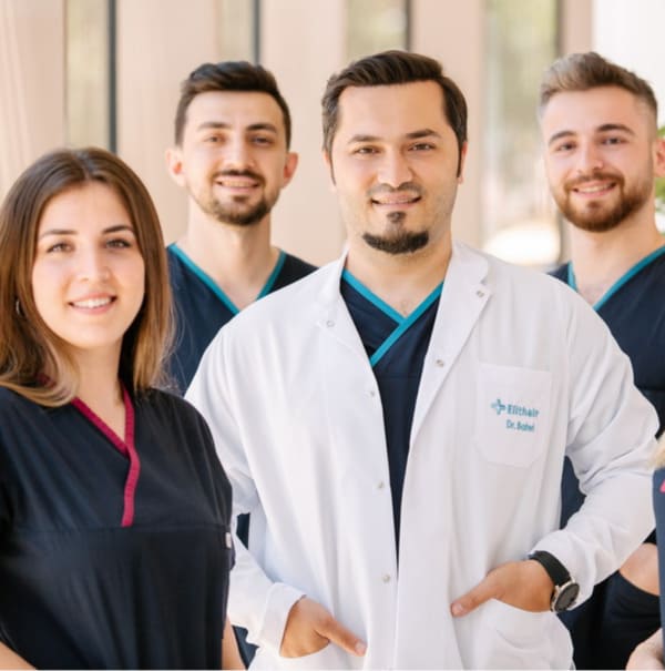 Dr. Balwi mit Spezialisten-Team für die Haartransplantation in Hamburg