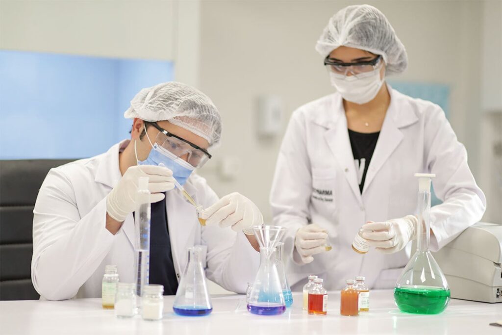 Dr. Balwi forscht im Labor an der NEO FUE