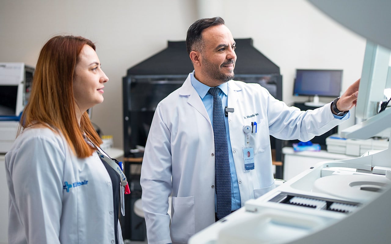 Ärzteteam im Labor der Elit Klinik bei der Forschungsarbeit
