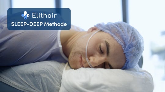 Patient liegt auf der Behandlungsliege und erhält die Haartransplantation Sedierung der Sleep-Deep Methode von Elithair