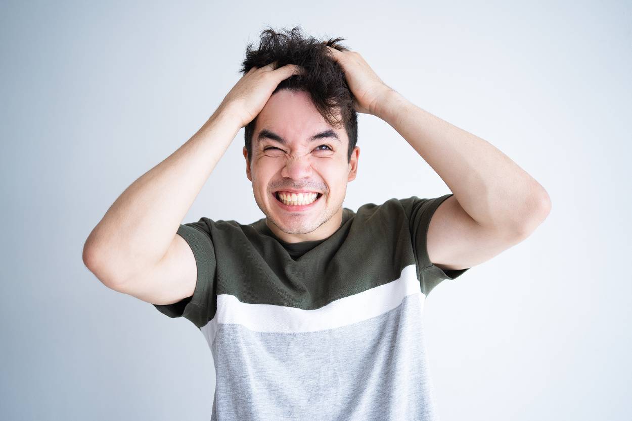 Hombre feliz con pelo permanente tras el trasplante capilar.