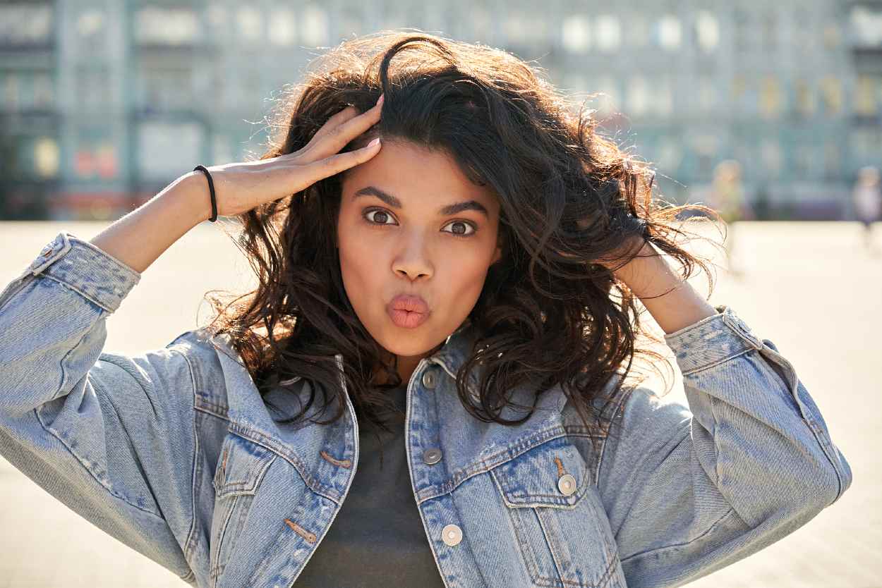 Mujer tocándose las raíces del cabello