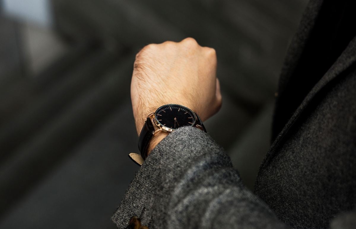 Hombre mirando el reloj