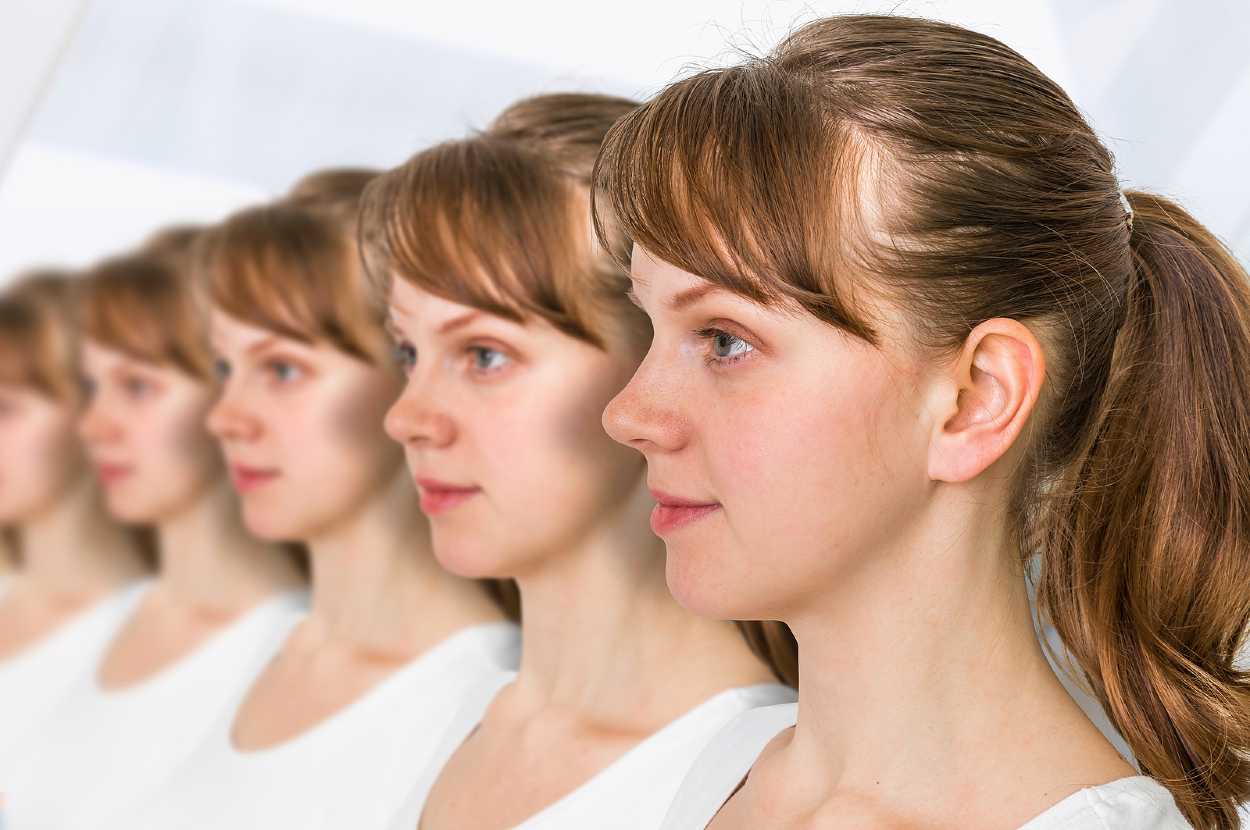 Mujer con coleta clonada innumerables veces