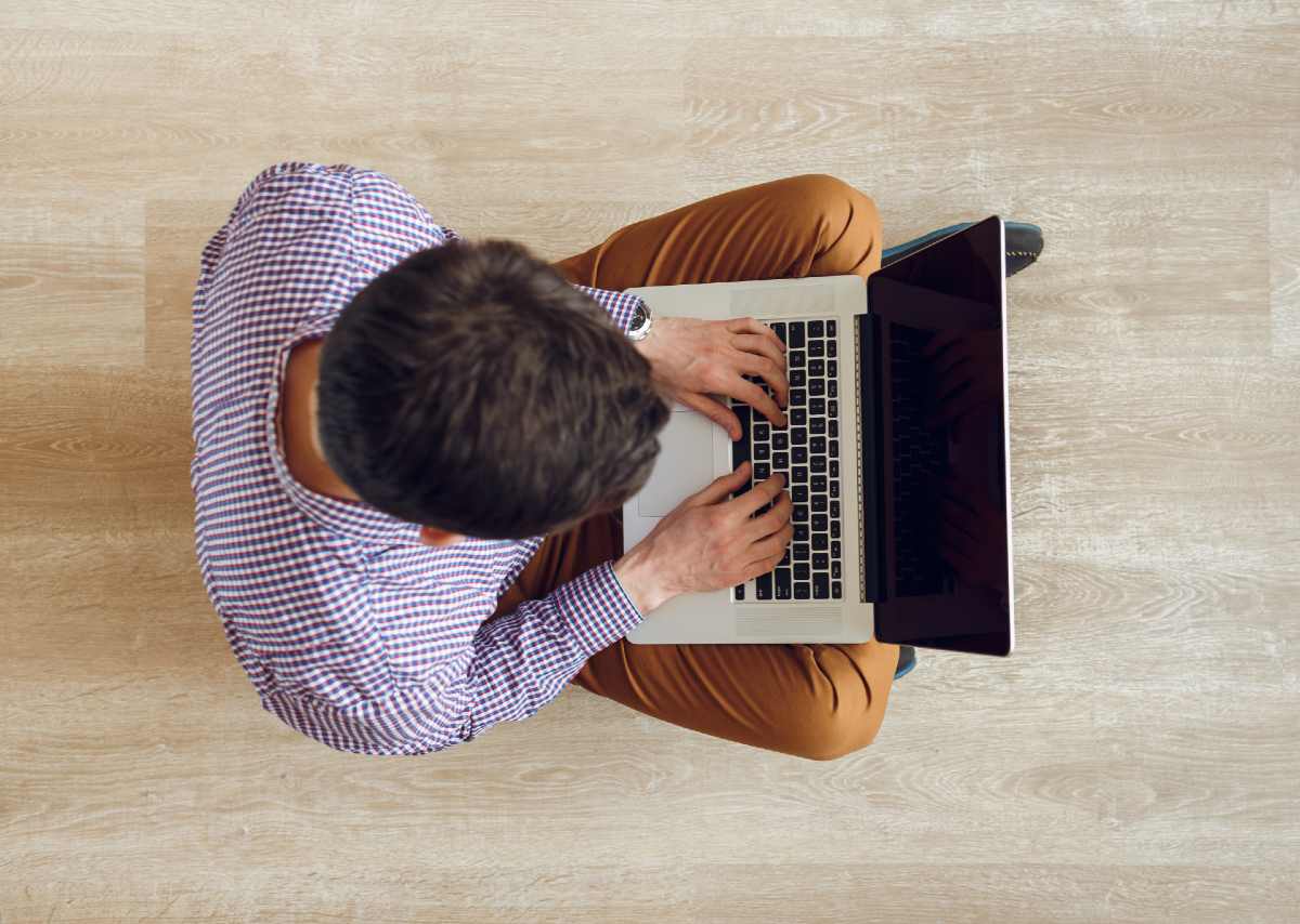 Hombre buscando información en foro sobre injerto capilar