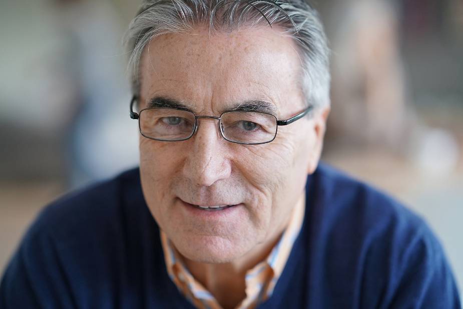Trasplante capilar a los 60 Hombre de 60 años con gafas mirando a cámara