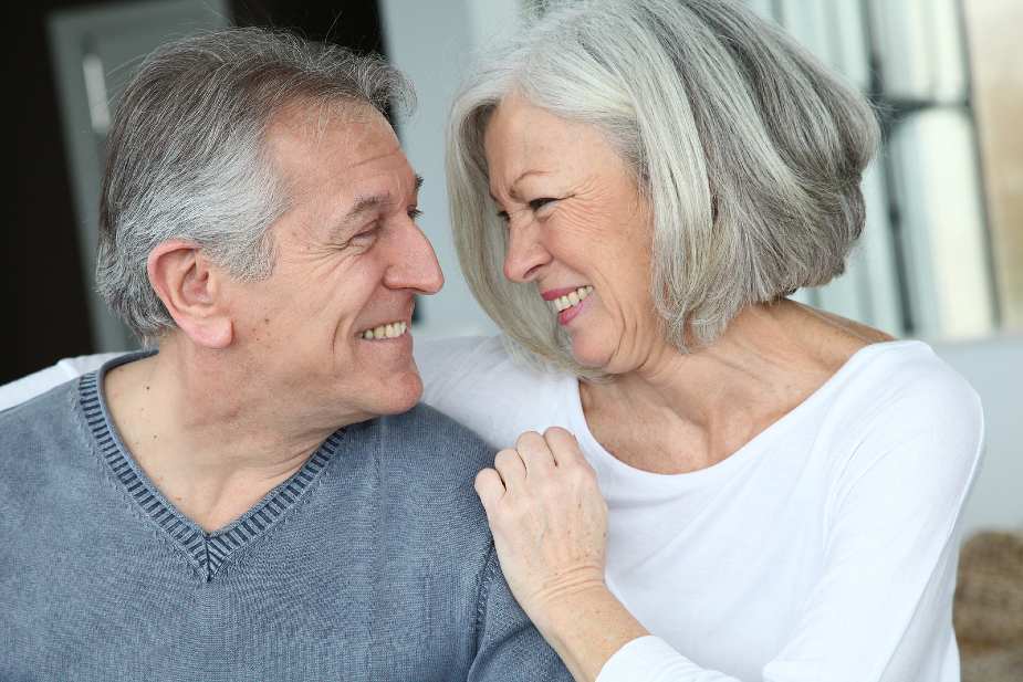 Pareja Pareja con pelo cano mirándose y sonriendo