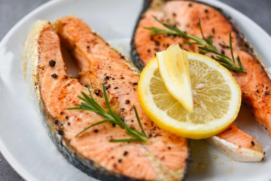 Salmón Dos rodajas de salmón a la plancha con limón