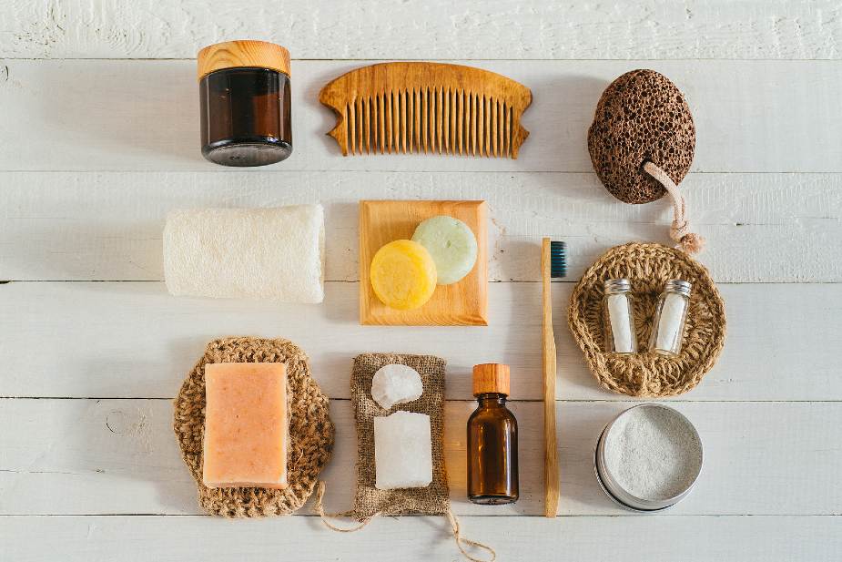 Bodegón de productos de cuidado para el cuerpo y el cabello