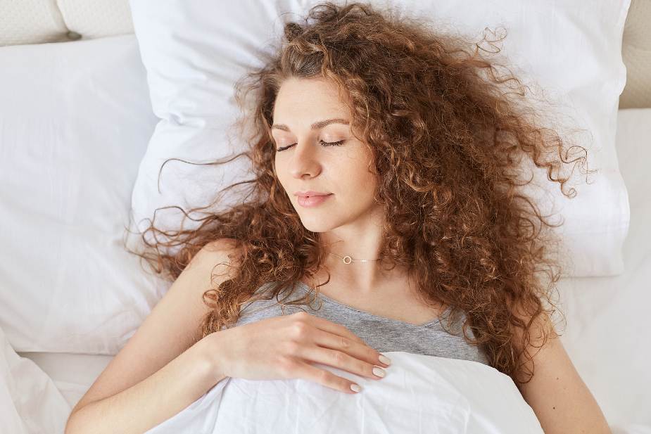 Mujer con pelo rizado durmiendo