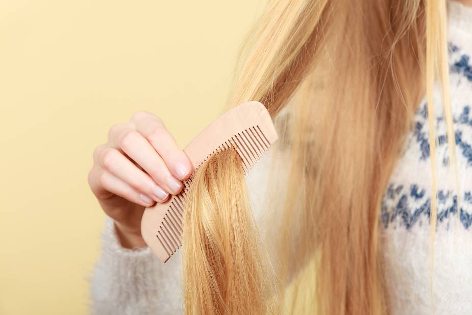 Mujer pasándose el peine por el cabello