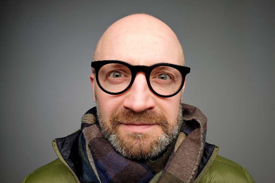 Hombre con gafas y calvicie total. La genética es una de las causas de la calvicie en los hombres