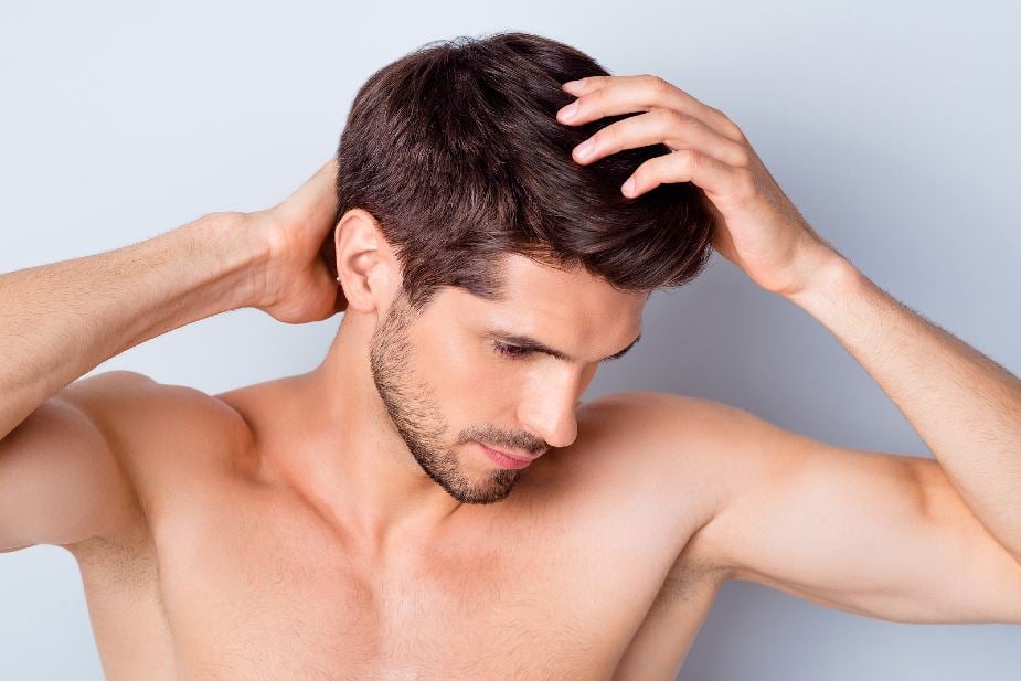 Hombre tocándose el cabello