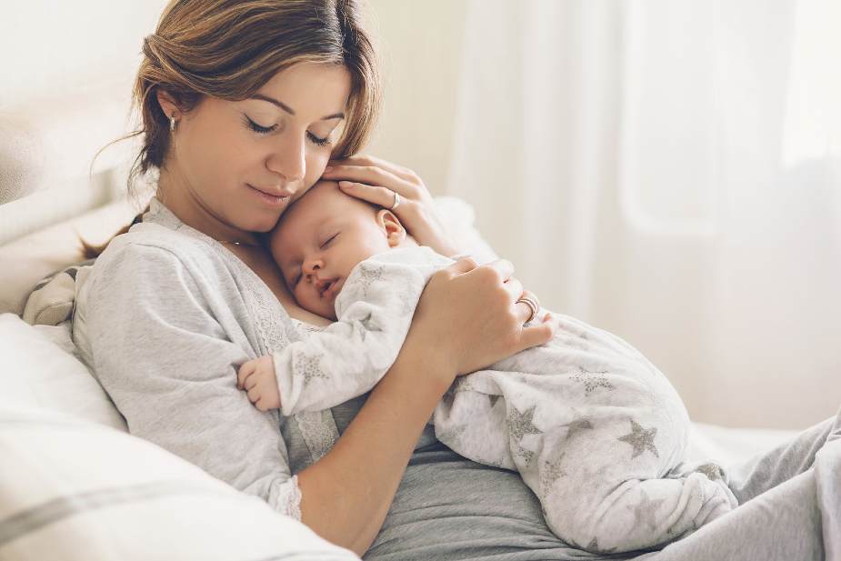 Mujer sosteniendo a su bebé en brazos