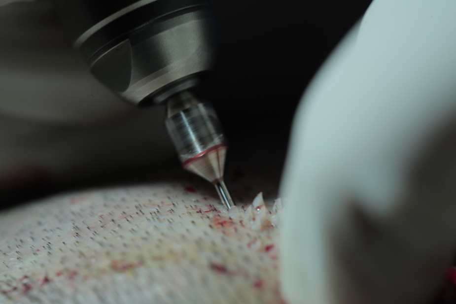 Primer plano de la aguja con micromotor que se emplea con la técnica FUE para la calvicie
