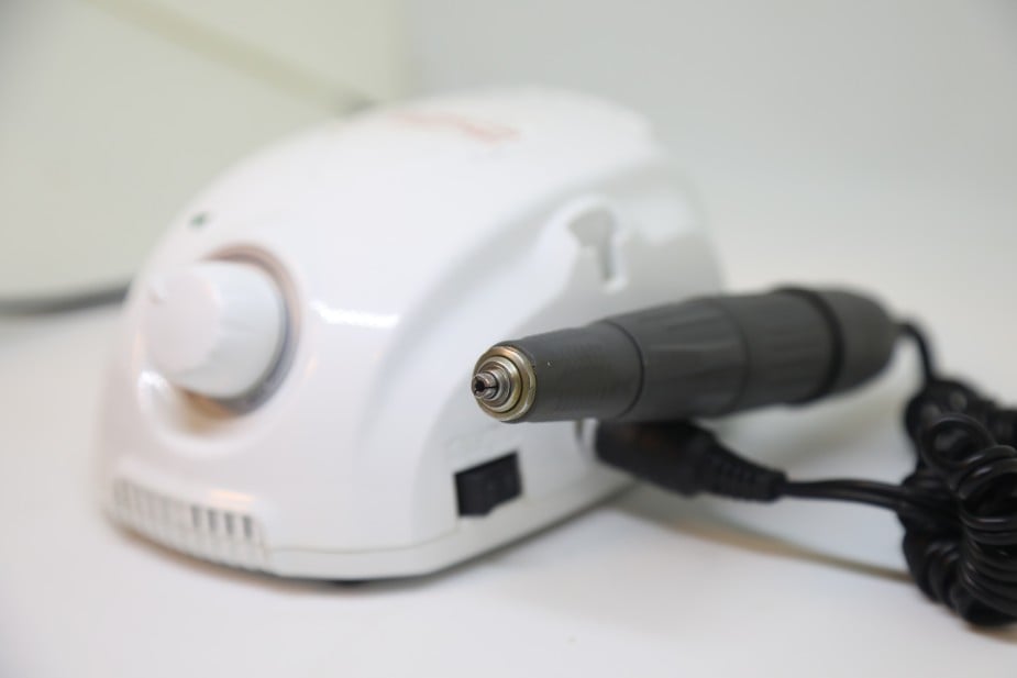 En una operación capilar con la técnica FUE se utiliza esta herramienta con micromotor para la extracción