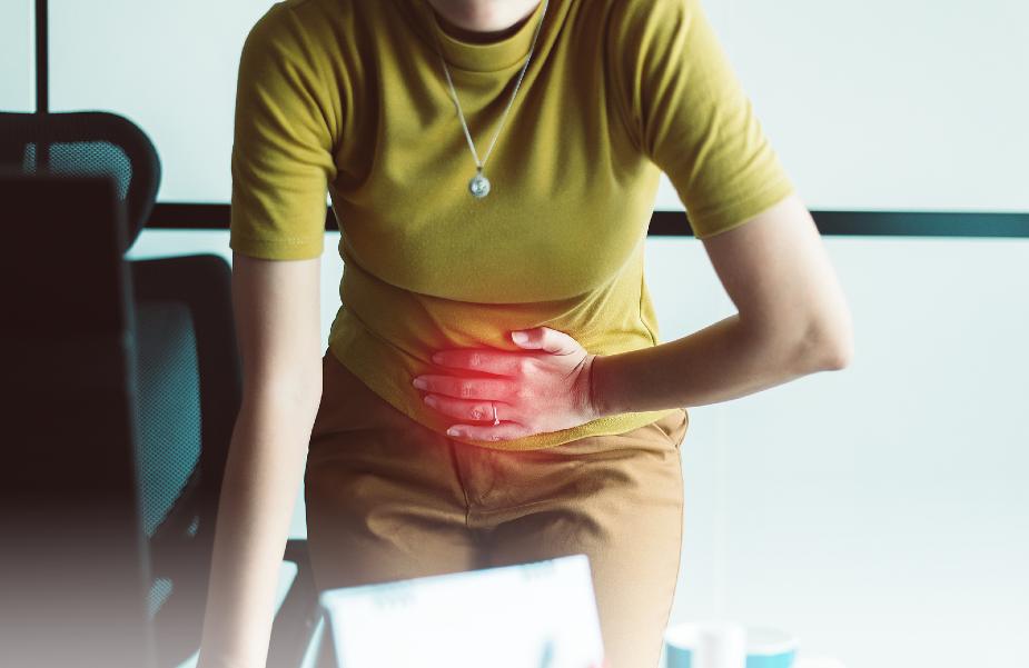 Mujer con dolor menstrual, llevándose la mano al vientre