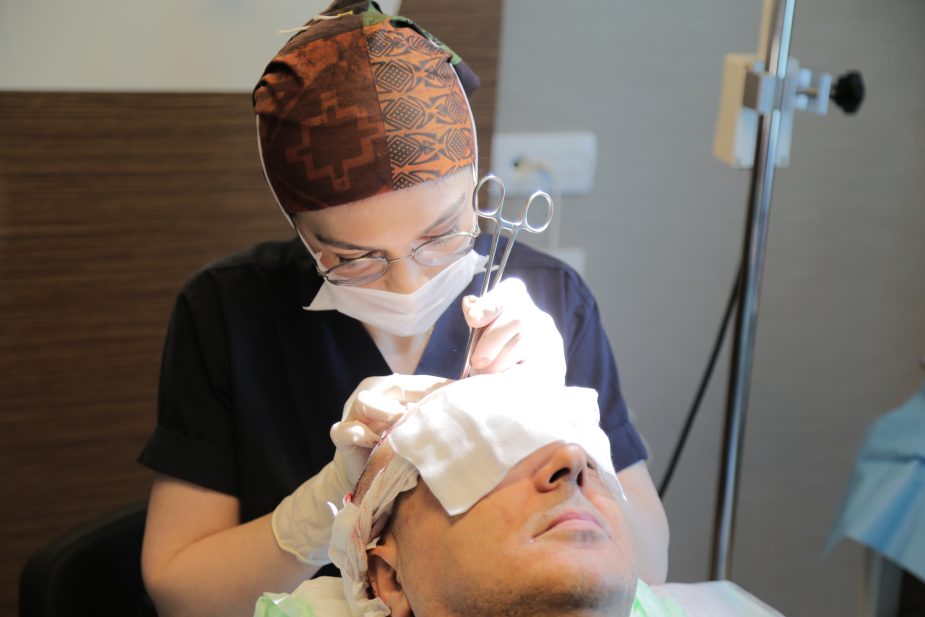 Personal sanitario de Elithairtransplant llevando a cabo una operación de injerto capilar sin problemas