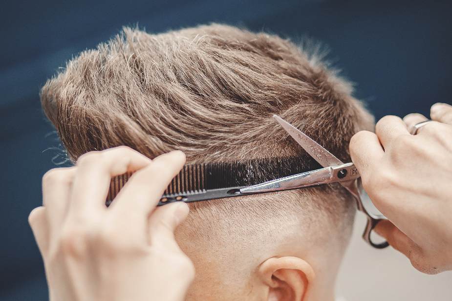 Es posible peinarse con normalidad después del injerto capilar aunque hay que esperar un tiempo para hacerlo y para cortar el pelo