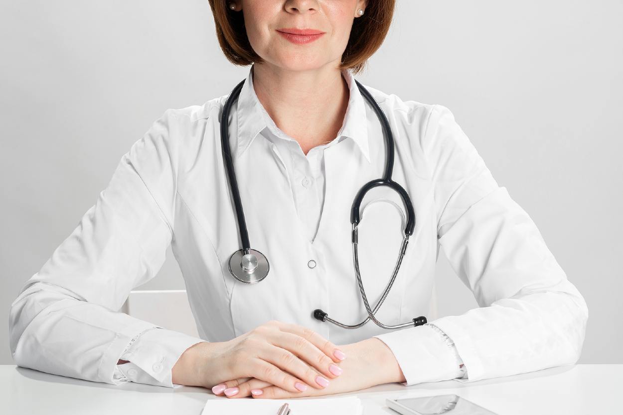 Doctora en una consulta pre operación de injerto capilar frente a un paciente