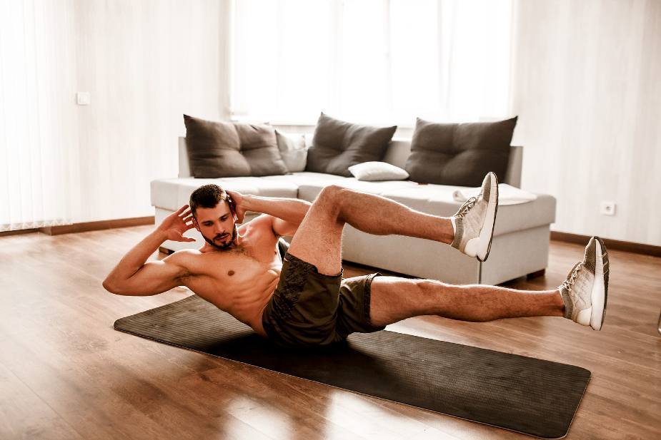 Hombre haciendo ejercicio en el salón de casa.