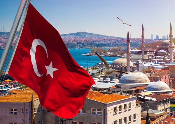 Estambul con bandera turca en primer plano