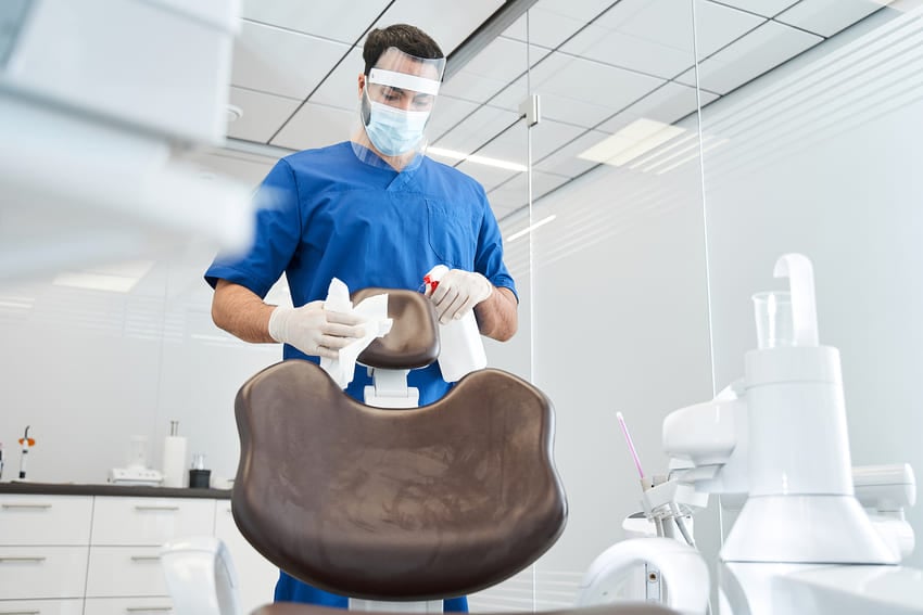 Pour éviter une infection après une greffe de cheveux, la salle d’opération doit être aseptisée