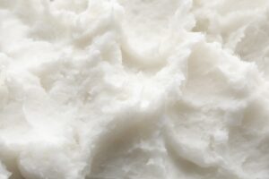 Huile de coco est souvent en état solide et un bon soin naturel pour les cheveux