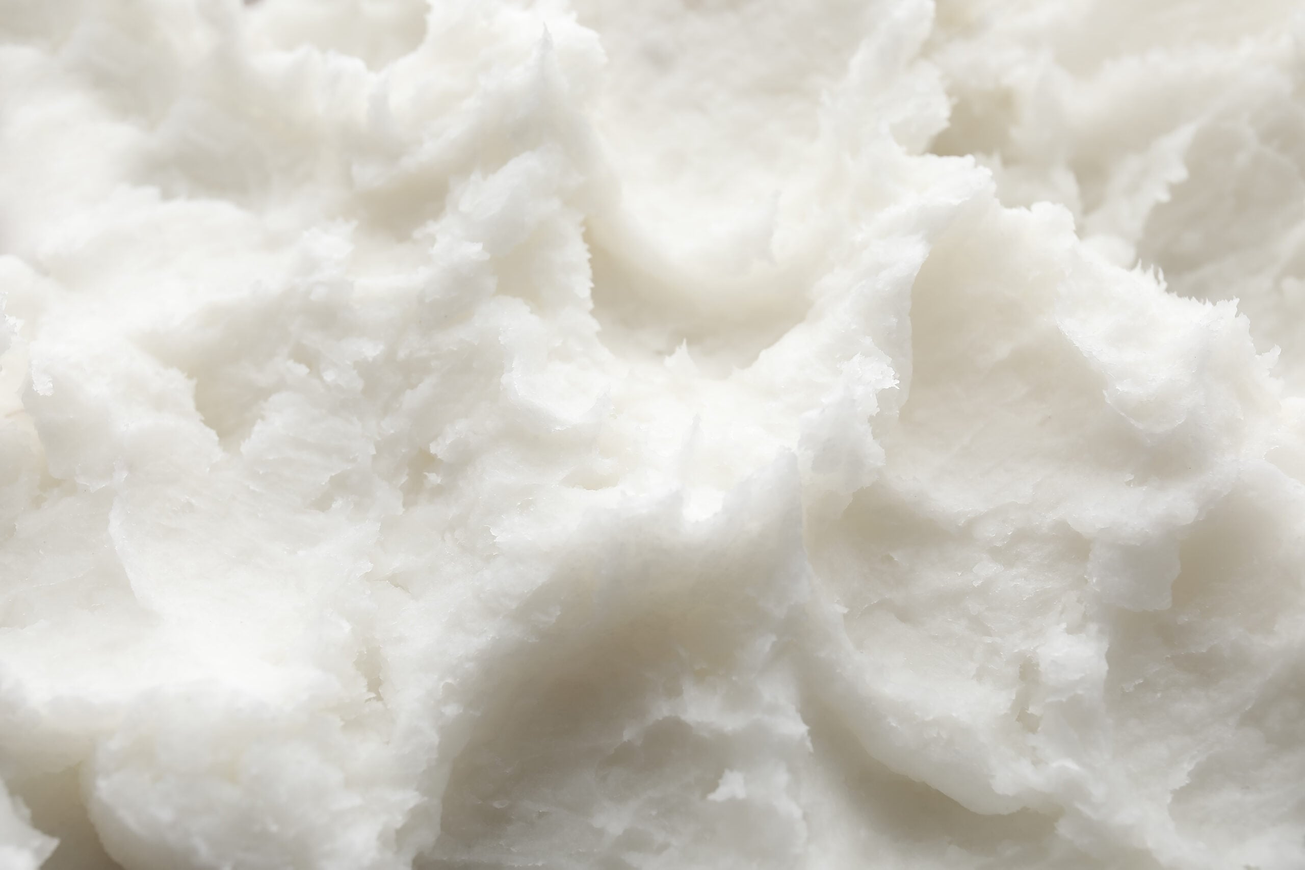 Huile de coco est souvent en état solide et un bon soin naturel pour les cheveux