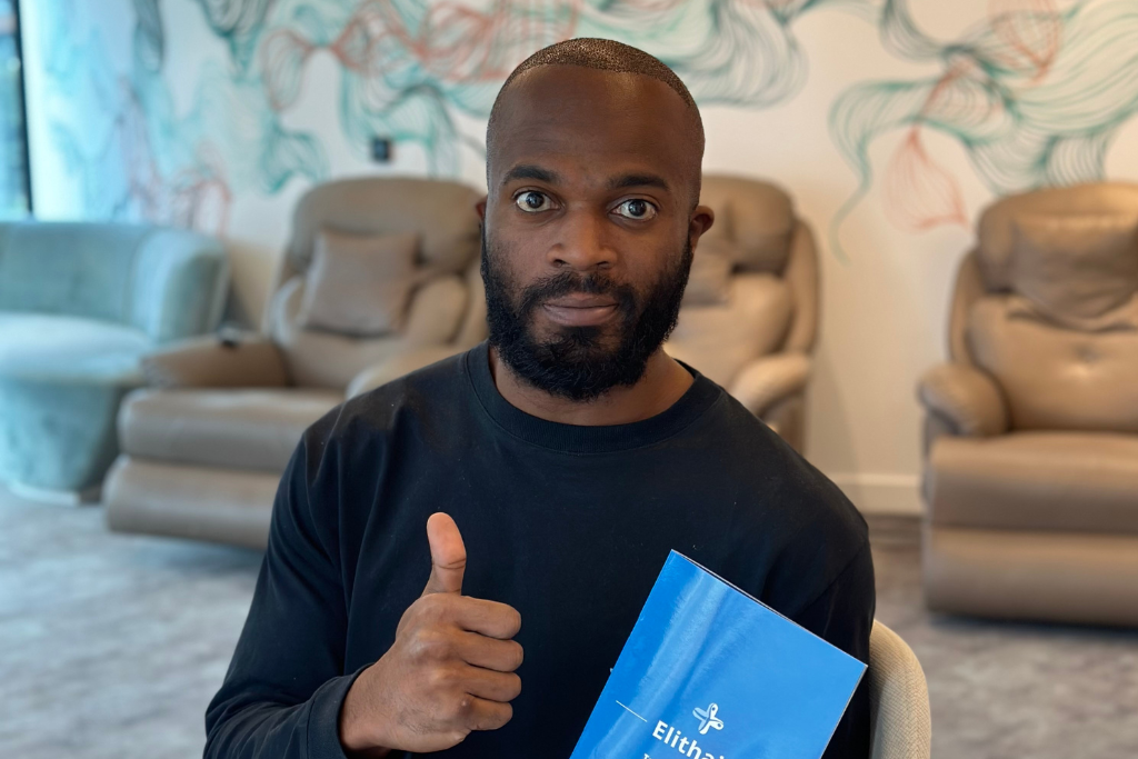 Patient Elithair recevant toutes les informations  après sa greffe de cheveux afro