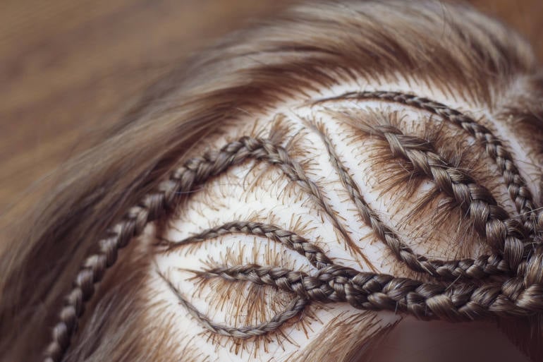 Tresses collés sur le cuir chevelu