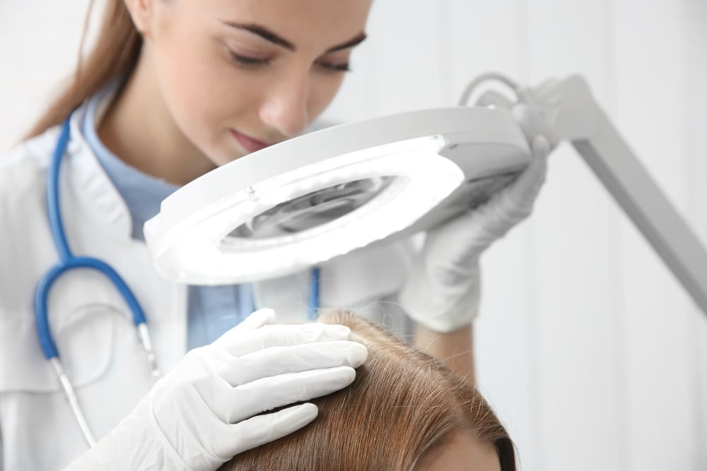 une dermatologue spécialiste des cheveux pendant une consultation