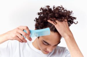Homme se peignant les cheveux, voit sa ligne capillaire se réduire