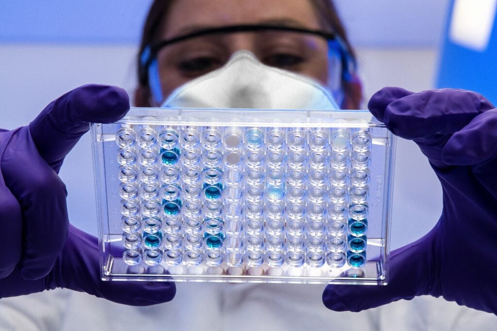 Photo d'un technicien en laboratoire faisant une analyse d'un test Covid-19