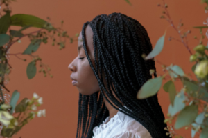 Femme abordant des tresses africain avec des mèches