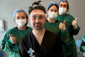 Patient Elithair ayant recours à un rasage partiel pour sa greffe de cheveux