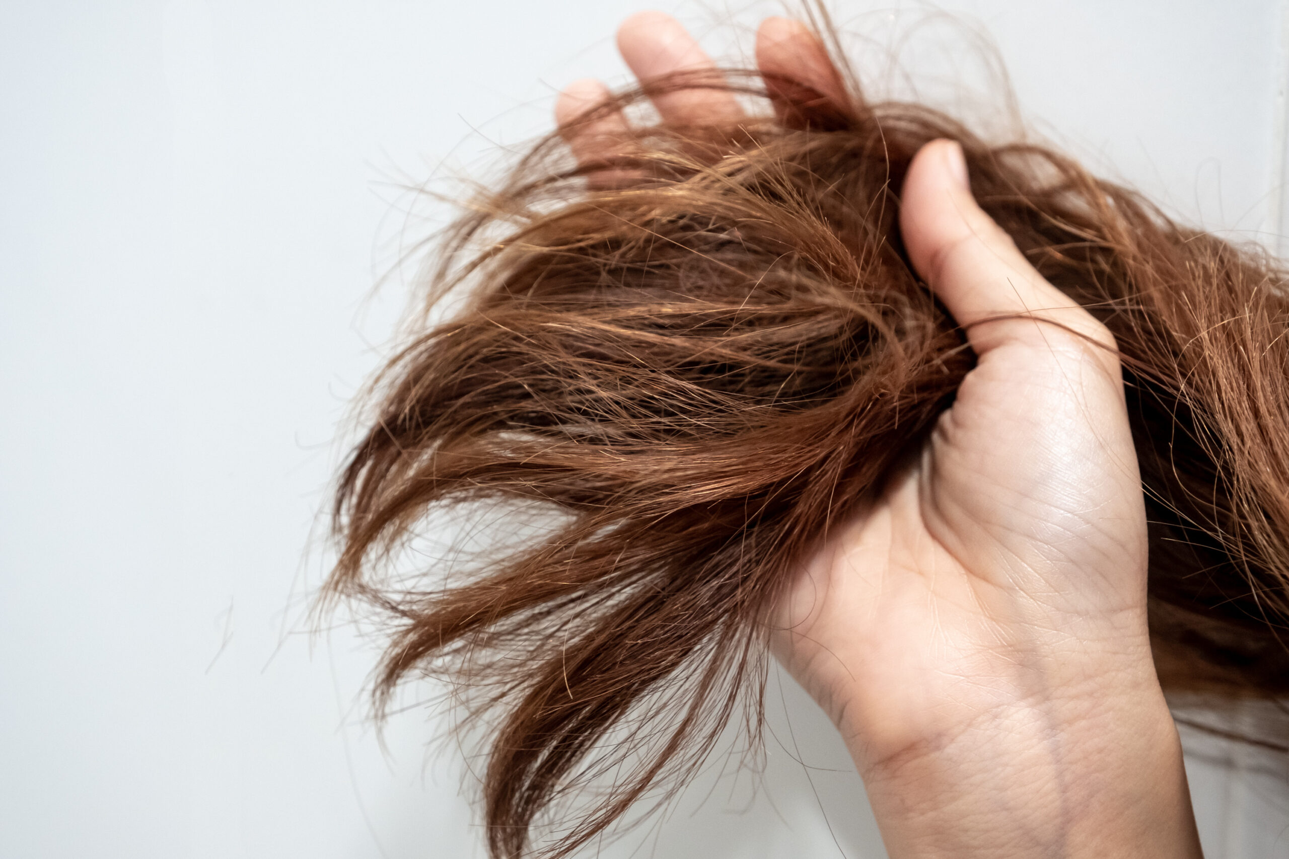 Les cheveux deviennent ternes en contact constant avec l'eau calcaire