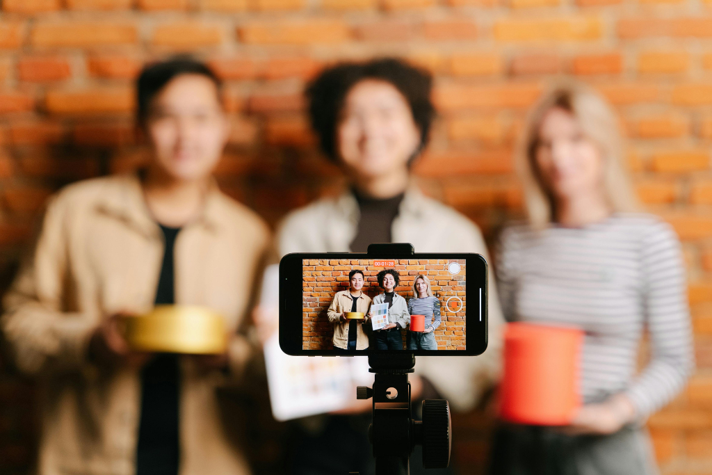 Les jeunes ouverts à parler de la perte des cheveux sur les réseaux sociaux