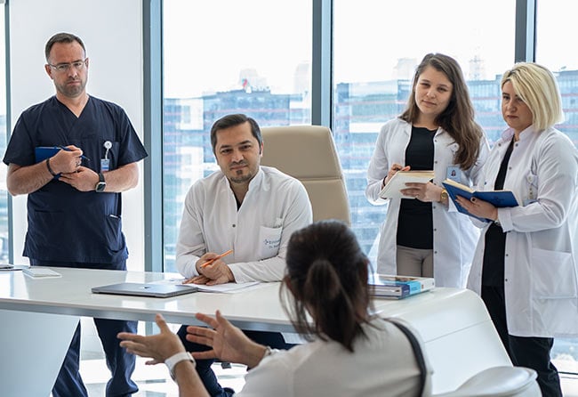 Dr Balwi et son équipe dans le bureau de consultation préopératoire – Elithair