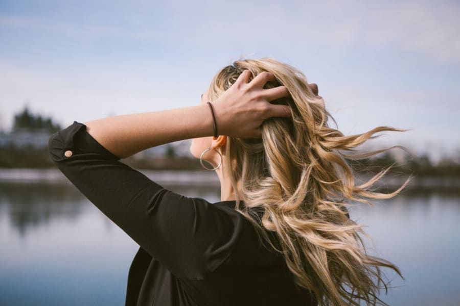 la relazione tra estrogeni e capelli è dovuta all'aumeto del ciclo di vita di questi ultimi